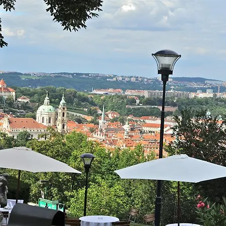 Appartement Nebozizek A Restaurant Praag