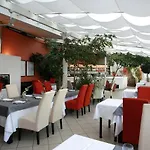 Nebozizek A Restaurant Lägenhet *