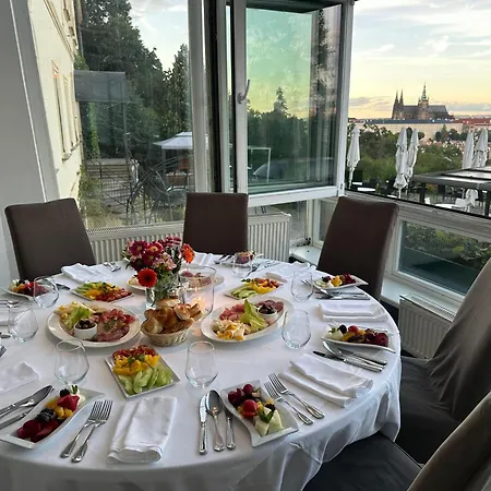 Nebozizek A Restaurant شقة